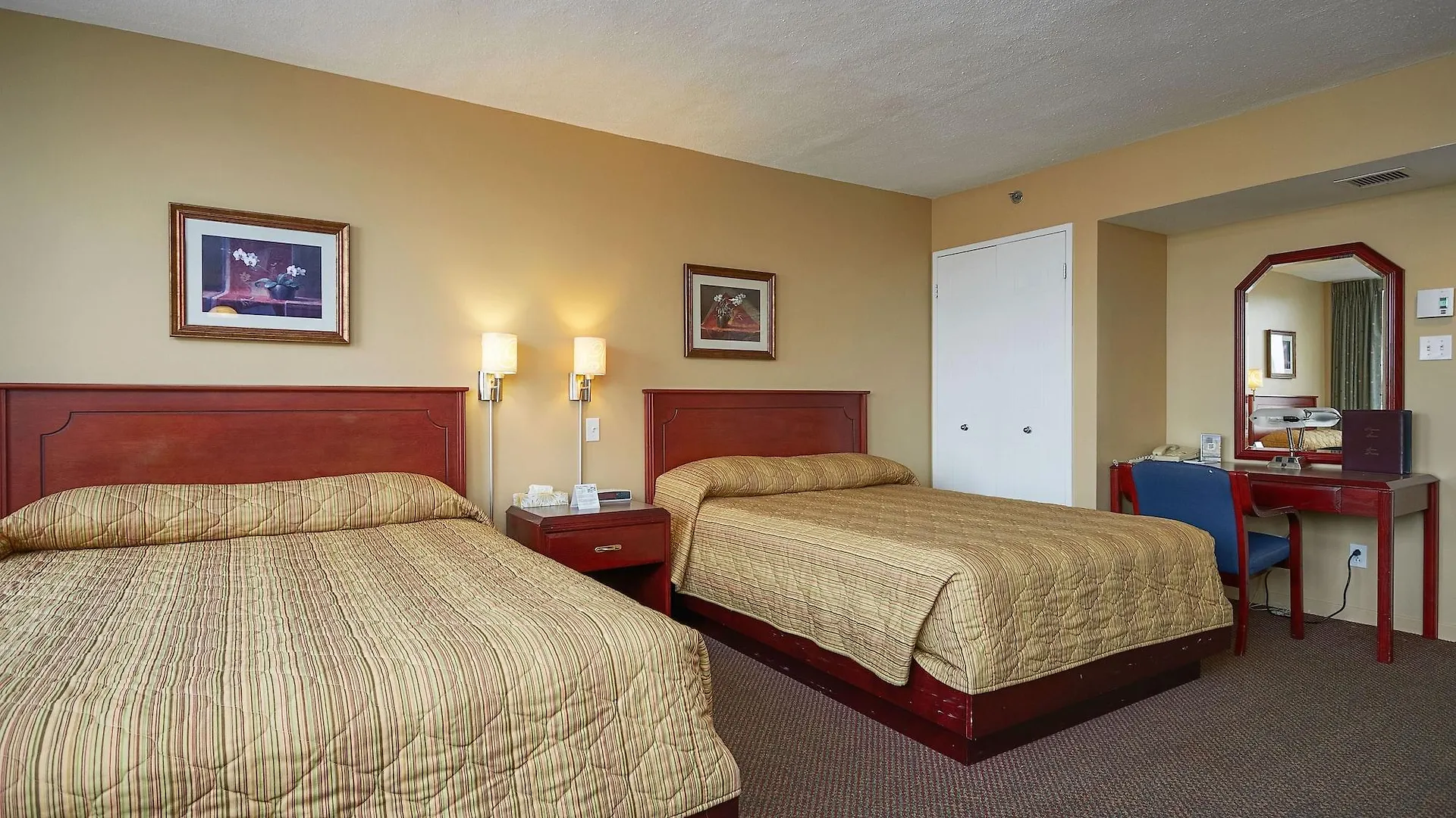 Hotel Les Suites Labelle Montreal Canada